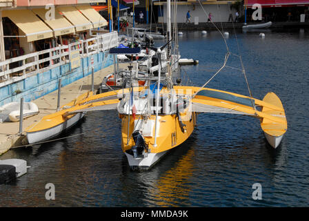 Trimaran amarrés à la marina Port La Royale, St Martin, Caraïbes Banque D'Images