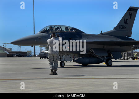 Les cadres supérieurs de l'US Air Force Airman Mark T. Cavanaugh, un chef d'équipe avec la 177e Escadre de chasse, New Jersey Air National Guard, marshals Un F-16D Fighting Falcon pour le décollage à la dominance de l'air dans le centre de Savannah, Géorgie, le 15 mars 2018. Le 177e FW a participé à un air-air à l'exercice de formation pour renforcer les capacités de combat de l'air et la formation d'atteindre plusieurs mises à niveau. (U.S. Air National Guard Banque D'Images