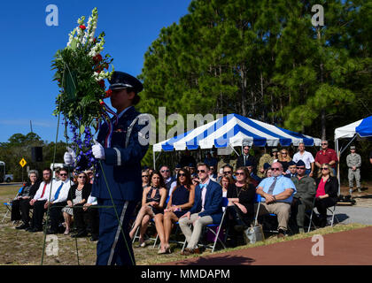 Membre de l'Hurlburt Field sur la garde d'honneur présente une gerbe au mémorial de cérémonie d'un dévouement à Hurlburt Field, en Floride, le 16 mars 2018. La couronne a été dédié à U.S. Air Force Le Major Randell Voas, pilote de l'évaluateur avec le 8e Escadron d'opérations spéciales, et le conseiller-maître Sgt. James Lackey, un ingénieur de vol de l'évaluateur avec le 8e re, qui ont perdu la vie dans un accident CV-22 en Afghanistan, le 9 avril 2010. (U.S. Air Force Banque D'Images