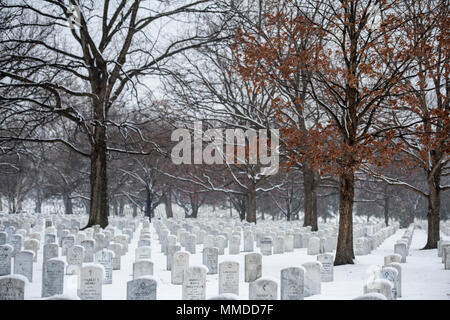 Chutes de neige dans l'article 60 de cimetière National d'Arlington, Arlington, Virginie, le 21 mars 2018. C'était le deuxième jour de printemps, quand une tempête de neige a frappé la région de la capitale nationale. (U.S. Army Banque D'Images