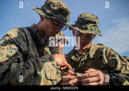 Marines avec la compagnie Kilo, 3e Bataillon, 4e Régiment, 1re Division de marines, à l'aide d'un téléphone Android avec des fonctionnalités radio Beartooth, qui leur permettent de parler, de texte et de voir ses coéquipiers sur une carte sans avoir besoin d'une connexion Wi-Fi gratuite, service cellulaire ou urbain au cours de l'exercice 2018 Advanced Technologies navales (ANTX18), le 21 mars 2018. ANTX18 urbaine est une approche innovante de la conception des opérations et le développement des capacités qui intègre des ingénieurs, techniciens et opérateurs dans une dynamique équipe de développement. (U.S. Marine Corps Banque D'Images