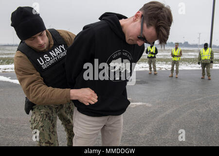 Roumanie (21 mars 2018) Master-at-Arms Seaman Carson Marshall, gauche, attribué à l'installation de soutien naval Deveselu, menottes Master-at-Arms 3 classe Blake Carter lors d'une évaluation pour une évaluation de l'état de préparation opérationnelle. NSF Deveselu AAMDS et Roumanie sont situés dans la base militaire roumaine 99e et jouer un rôle clé dans la défense antimissile balistique en Europe orientale. (U.S. Navy Banque D'Images