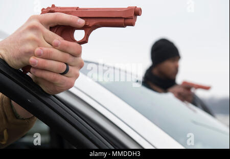 Roumanie (21 mars 2018) Master-at-Arms Seaman Carson Marshall, à gauche, et le maître d'Armes 2e classe Lamar McNeal, toutes deux affectées à l'installation de soutien naval Deveselu, jeu de rôle dans un scénario d'inspection du véhicule lors d'une évaluation de l'état de préparation opérationnelle. NSF Deveselu AAMDS et Roumanie sont situés dans la base militaire roumaine 99e et jouer un rôle clé dans la défense antimissile balistique en Europe orientale. (U.S. Navy Banque D'Images