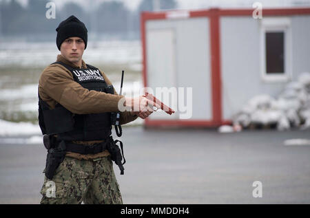 Roumanie (21 mars 2018) Master-at-Arms Seaman Carson Marshall, affecté à l'installation de soutien naval Deveselu, est prête pour une inspection du véhicule lors d'un scénario d'évaluation de l'état de préparation opérationnelle. NSF Deveselu AAMDS et Roumanie sont situés dans la base militaire roumaine 99e et jouer un rôle clé dans la défense antimissile balistique en Europe orientale. (U.S. Navy Banque D'Images