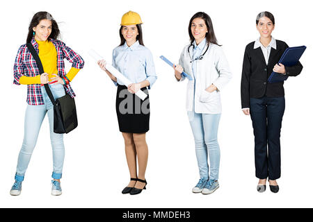 Indian Girl College Student Standing montrant l'éducation Tableau blanc Banque D'Images