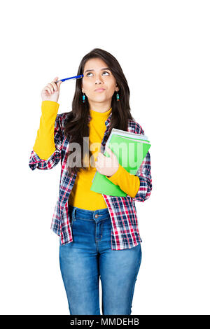 Un adolescent Girl College Student Holding Books avec l'éducation Pen Banque D'Images