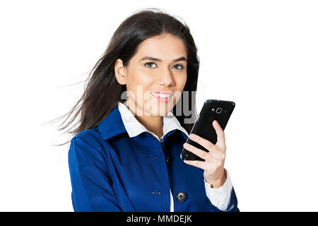 Une femme d'affaires montrant Thumbs-up with Mobile Phone Banque D'Images