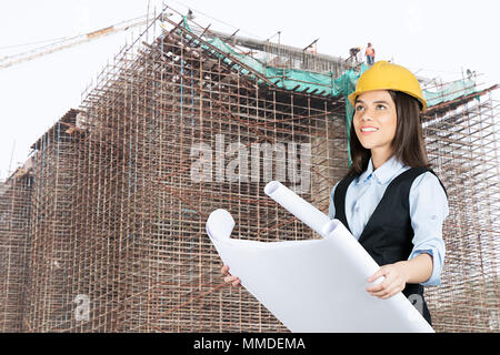 Un seul architecte Woman Checking Map Concept de projets immobiliers Banque D'Images