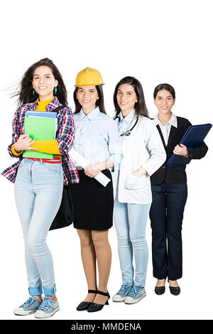 Une femme médecin Holding Clipboard Smiling Contrôle Rapport Banque D'Images