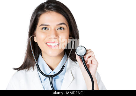 Heureux Une femme médecin Holding Clipboard Showing Thumbs-up Succès Banque D'Images