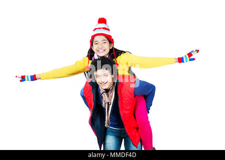 Jeune couple deux In-Winter Piggyback Vêtements équitation s'Amusant Cheerful Banque D'Images