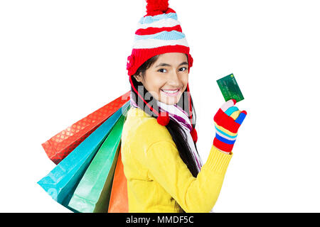 Une jeune fille Vêtements In-Winter Shopping-Bags avec carte de débit montrant Banque D'Images