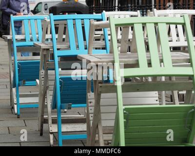 Cafe Table et chaises sur la chaussée Banque D'Images