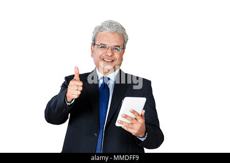 Heureux l'un Senior Businessman Using Mobile Tablet-Pc Showing Thumbs-up Goodnews Banque D'Images