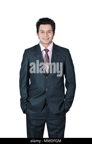 Un homme Hands-In permanent-poches Posing Studio Shot Banque D'Images