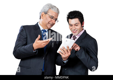 Deux hommes d'échange à l'aide de Mobile partenaire Tablet-Pc Planification Discussion Banque D'Images