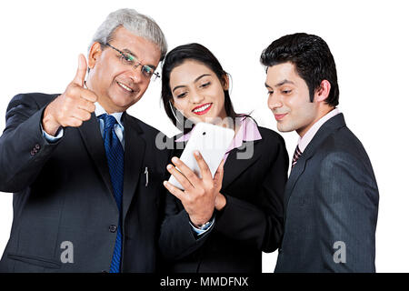 Thhree Partenaire des gens d'affaires numérique Mobile-Tablet Partage et Showing Thumbs-up Banque D'Images