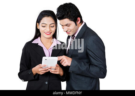 Deux hommes d'affaires collègue Lecture Text-Message partage Pc tablette mobile Banque D'Images