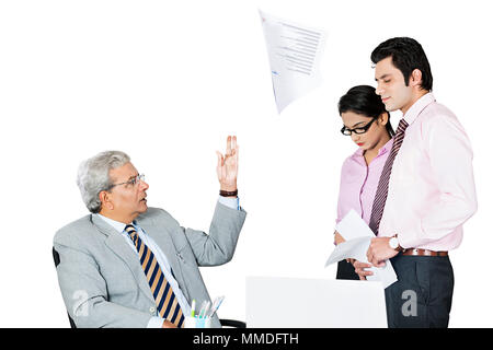 Angry Businessman employeur licencier des employés, documents de vol peur In Office Banque D'Images