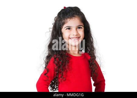 Heureux l'une belle petite fille debout dans Studio Shot Banque D'Images