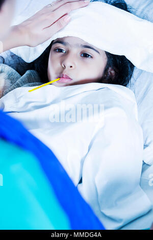 Close-up fille malade avec une forte fièvre. thermomètre. Mesure de la température de la mère Banque D'Images