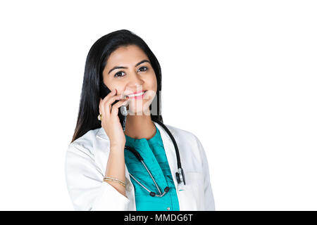 Une femme médecin Talking On Mobile Phone White Background Banque D'Images