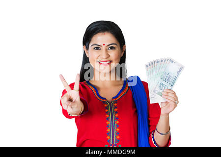 Une femme indienne Roupie Holding 100 Notes et décisions V Victoire-sign Banque D'Images