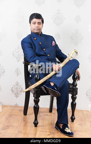Un homme assis du Rajasthan royale portant épée avec Traditional-Dress Président Banque D'Images