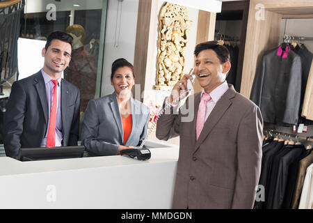 Tourisme Man In-Receptionist Téléphone Resort vérifier un comptoir de réception d'inscription Banque D'Images