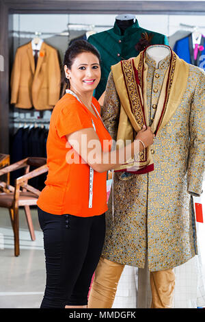 Une dame Boutique créateur de mode sur mesure Contrôle Mannequin Atelier robe Banque D'Images