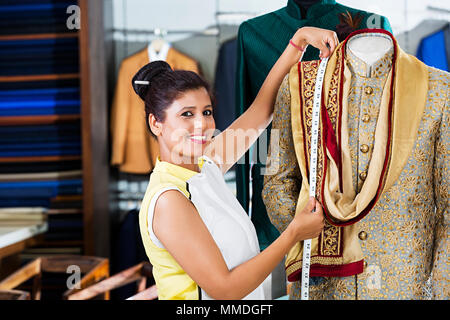 L'une Boutique femme robe sur mesure Designer Ruban de mesure Sherwani Clothe-Shop Banque D'Images