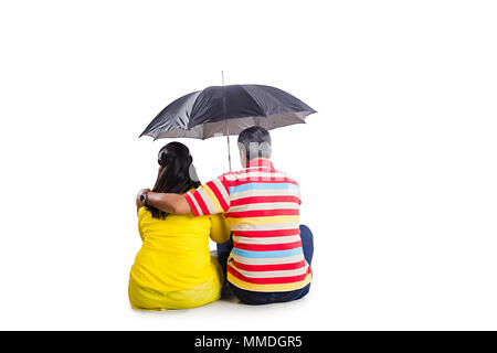 Vue arrière Senior Couple Sitting marbre ensemble sous égide Fond blanc Banque D'Images
