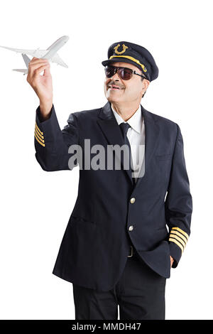 Un vieil homme Holding pilote Haut vol d'un avion dans l'Angle-un-part Banque D'Images