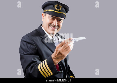 Un ancien pilote de ligne homme mannequin Holding Airplane Flying Banque D'Images