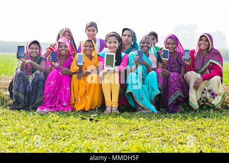 Villageois et Rural Groupe femmes fille montrant In-Field Téléphone Mobile Banque D'Images