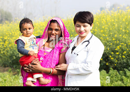 Médecin avec Villager Mère et Fils Domaine Village Traitement de soutien Banque D'Images