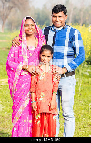 Les agriculteurs ruraux famille- parents et la fille se tenant ensemble Domaine Banque D'Images