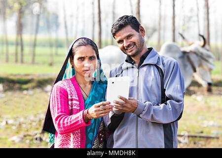 Married-Couple Text-Message les agriculteurs ruraux Lecture Champ Mobile Tablet PC Banque D'Images