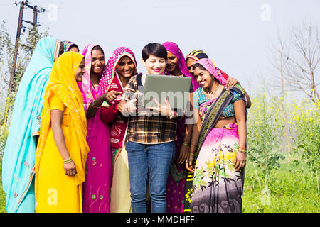 Femmes rurales groupe et conseiller de regarder un écran d'ordinateur portable E-Learning Technology Farm Banque D'Images