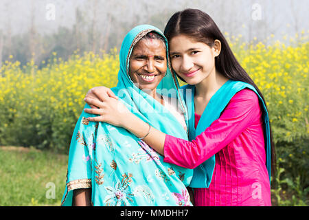 Heureuse Mère et villageois Rural fille adolescente ensemble Village In-Farm Banque D'Images