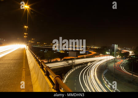 La circulation sur l'autoroute Road Bridge- longue exposition, At-Nigh Urban-City flou Banque D'Images