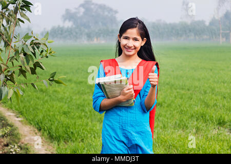 L'un de Valmiera Girl Student Showing Thumbs-up succès village rural agricole Banque D'Images