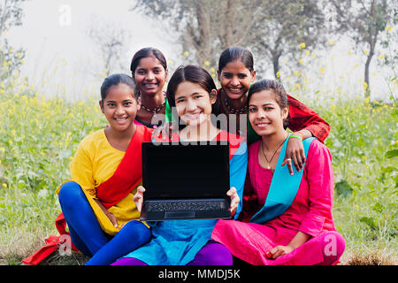 Les élèves filles de Valmiera villageois groupe Amis montrant la technologie Portable E-Learning In-Field Banque D'Images