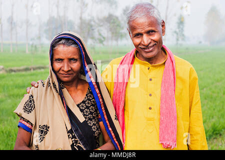 Les agriculteurs ruraux villageois hauts Married-Couple In-Farm ensemble permanent Village Banque D'Images