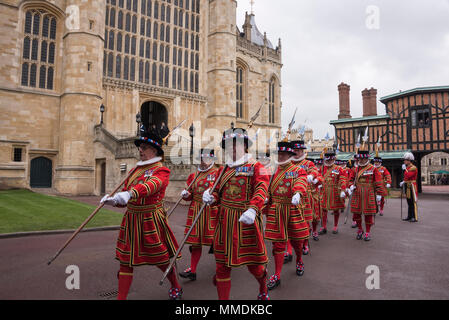 Les tenanciers de la garde de marche de la Chapelle St George Windsor après la distribution de l'argent Saint par Sa Majesté la Reine, 29 mars 2018 Banque D'Images