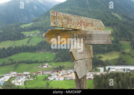 Vieux chemin en bois signe sur Lutago Luttach - une petite ville de montagne dans la région de Ahrntal Banque D'Images