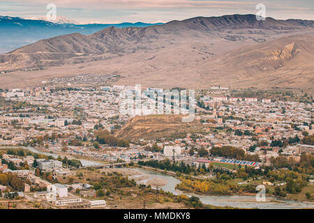 La région de Shida Kartli, Gori, en Géorgie. Vue urbaine avec la Forteresse citadelle médiévale Goris Tsikhe, Construction de maison de Justice et de la gare routière du centre-ville. Un Banque D'Images