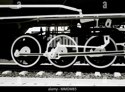 Transports - train locomotive à vapeur à la gare de Thonburi à Bangkok en Thaïlande en Asie du Sud-Est Extrême-Orient. Billet d'B&W Banque D'Images