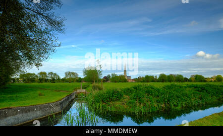 Après-midi de printemps de lumière sur la cathédrale de Salisbury de partout 68 London Water Meadows, Wiltshire, Royaume-Uni Banque D'Images