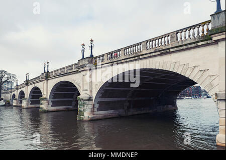 Kingston upon Thames, Royaume-Uni - Avril 2018 : Kingston Bridge transportant le A308 Foire aux chevaux Road sur la Tamise, à Kingston, en Angleterre Banque D'Images